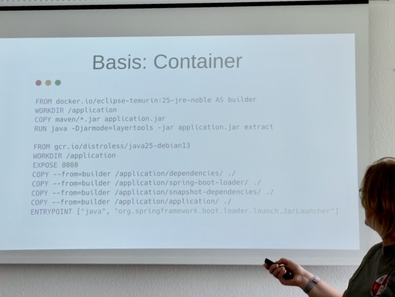 Folie "Basis: Container" aus dem Kubernetes-Vortrag bei anderscore